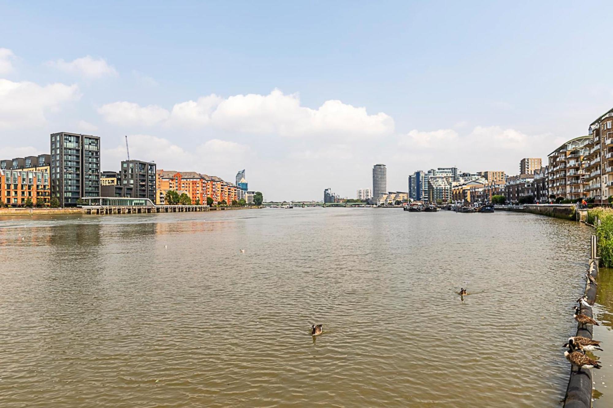 Riverside Escape With Breathtaking Thames Views *