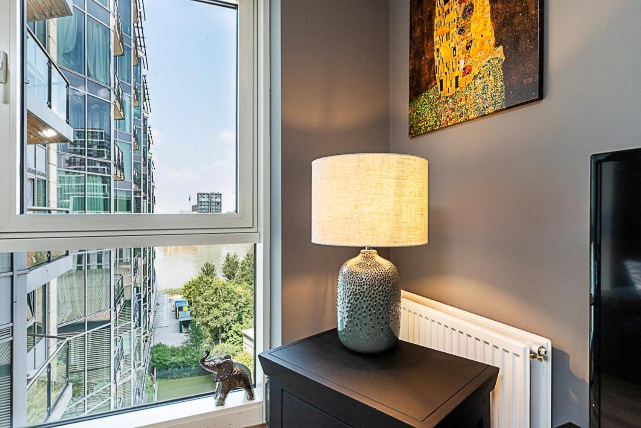 Riverside Escape With Breathtaking Thames Views Apartment